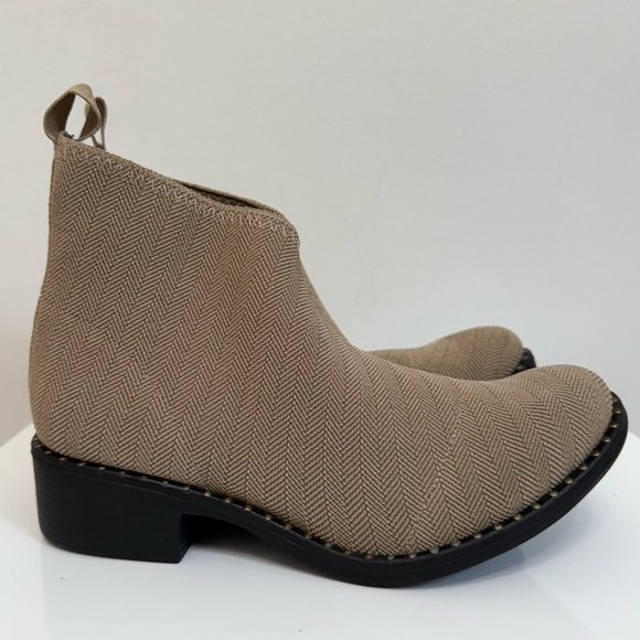 Charleston Shoe Company Tan Herringbone Barcelona Ankle Boot Women’s Size 9 - Picture 1 of 14
